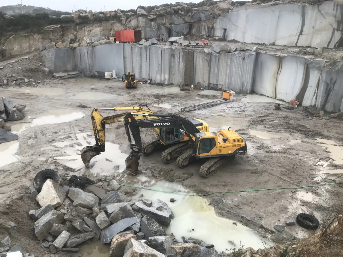 Máquinas giratórias em operação na pedreira