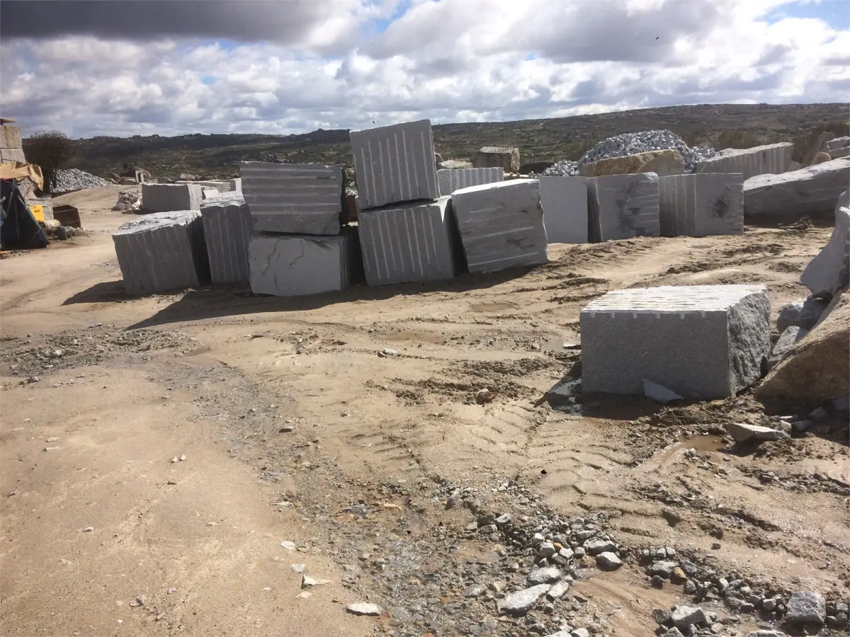 Parque de blocos de granito na pedreira