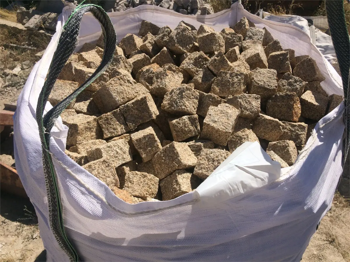 Paralelos e cubos de granito Cinza Pinhel para calcetamento
