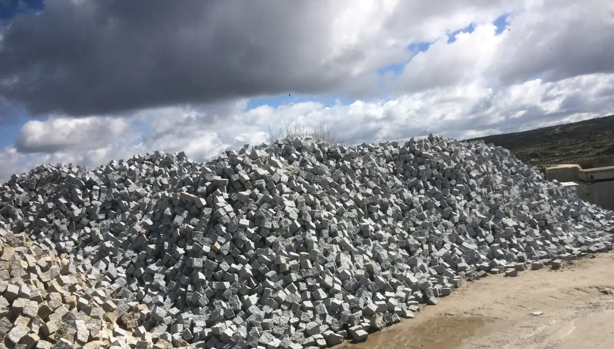 Cubos de granito Cinza Pinhel preparados para fornecimento