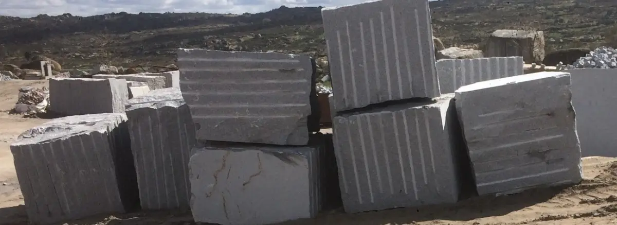 Semi-blocos de granito em Pinhel para transformação